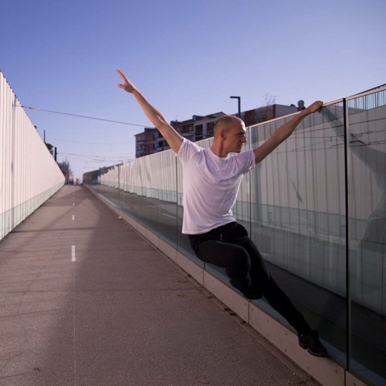 Cyril Siméone nous fait le plaisir de revenir le dimanche 14 décembre 2025 pour un stage de danse Contemporaine.